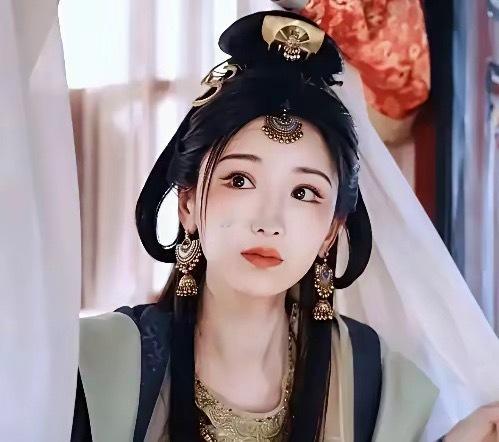 古装剧里经典的垂耳兔发髻，童蕾、林心如还有毛晓彤，剧中都有这款造型。