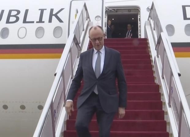 大家发现没有？最近德国总理访华和英国首相访华的感觉，简直是两个极端，放在一起看特