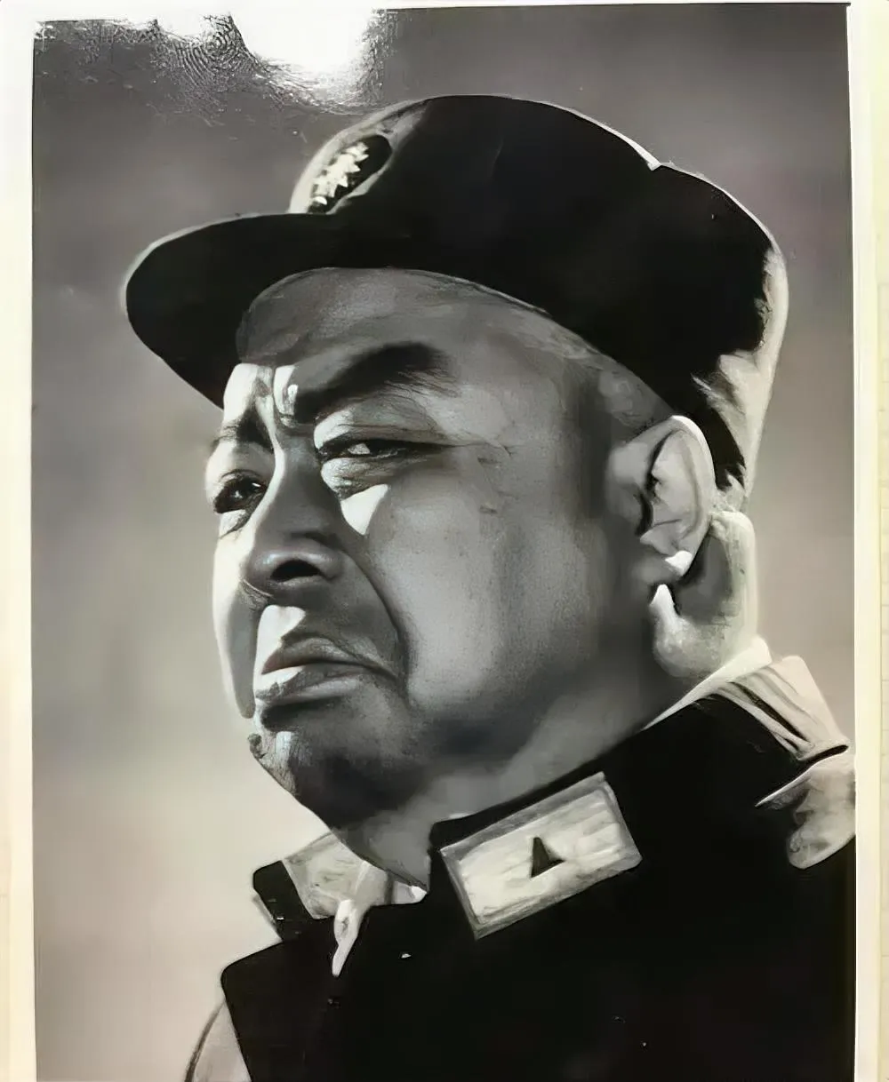 1950年9月，在上海浦东一个弄堂里的布店二楼，一群国民党残部正偷偷开会。房间窗