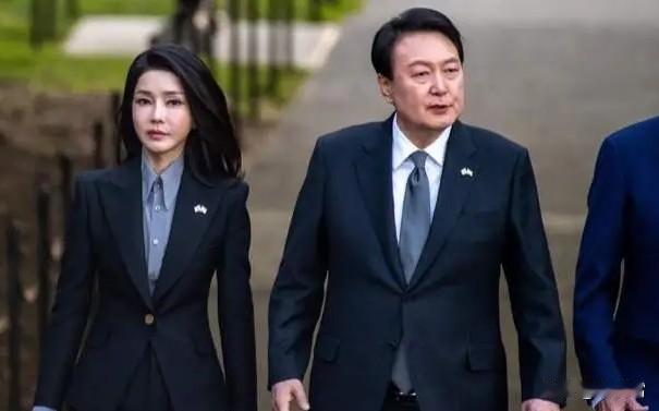 尹锡悦天真地坚持他的天真？他说他认为宣布紧急戒严就是等同于进去战争、内战状态，他