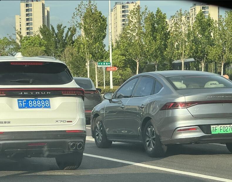 有时候车牌太好也不一定是好事，像这个苏F88888，一是只要出门必被拍，二是与个