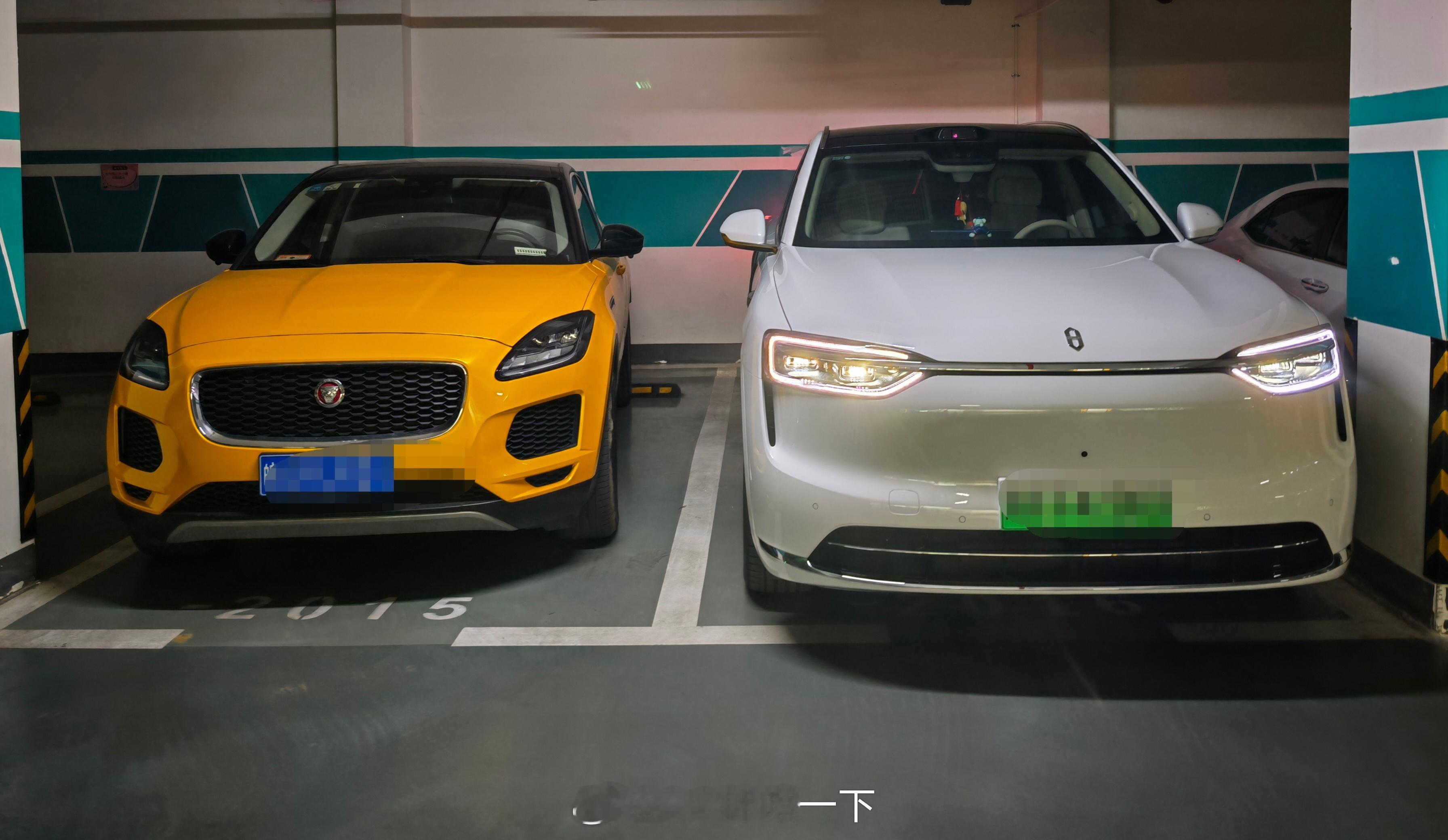 我的全新问界M7确实太大了，已经停得非常靠左边尽力给邻居空间，好在她的捷豹不大，