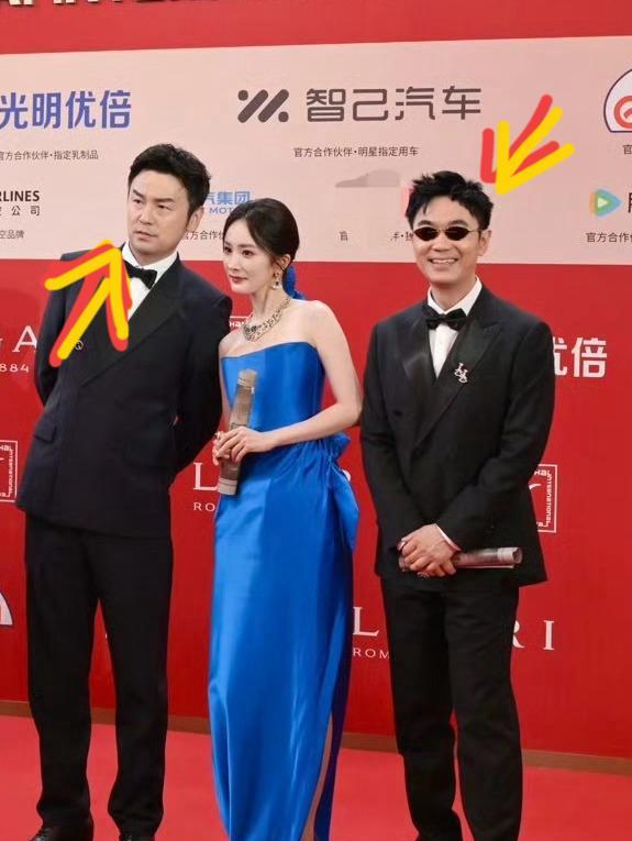 雷佳音和杨幂合照也抚不平他紧锁的眉头，全场他最羡慕的人，估计就是大鹏了。雷佳