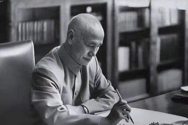 1949年11月17日，蒋介石派长子蒋经国带秘书、副官各一人，由六个宪兵护卫，分