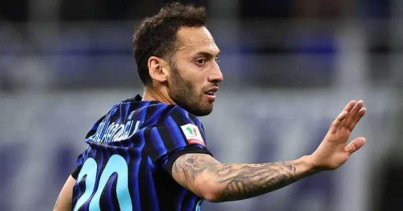 凭啥隔壁能心甘情愿养着爷爷辈的莫德里奇，咱们国米就不能留下叔叔辈的恰尔汗奥卢啊？