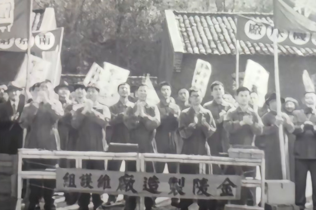 卧槽这张图里有肖战？！我一直以为是得闲谨制特意弄的真实的历史影像啊