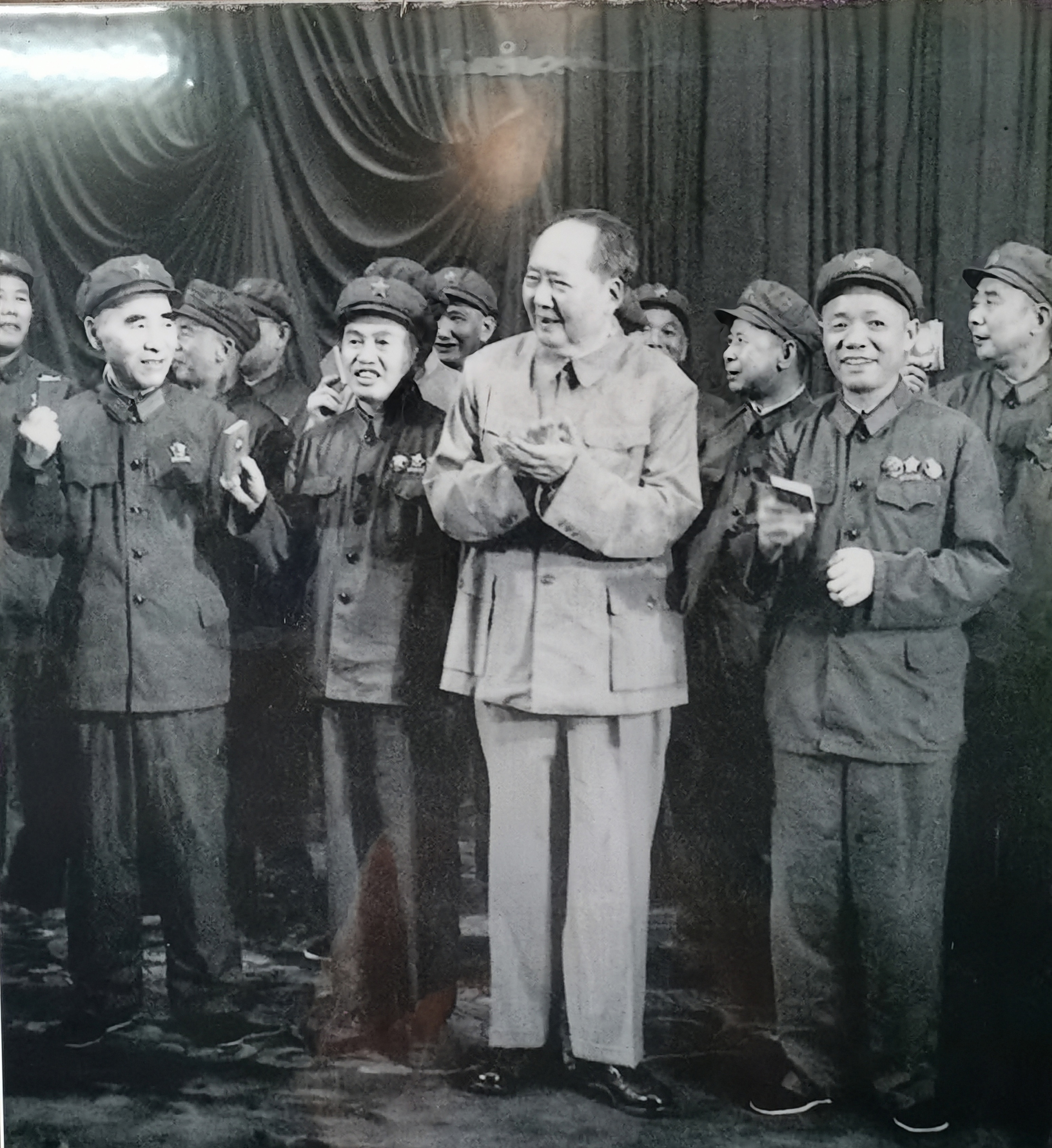 志愿军三位副司令员，只有韩先楚没有受到彭德怀的牵连。其实韩先楚的日子也不好过，他