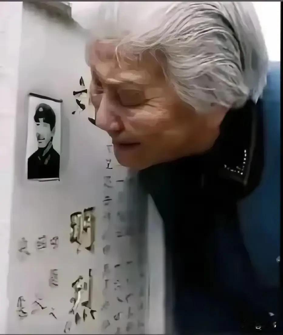 1987年，麻栗坡烈士陵园，一位80多岁的老人低头看着烈士刘明的照片，瞬间老泪纵