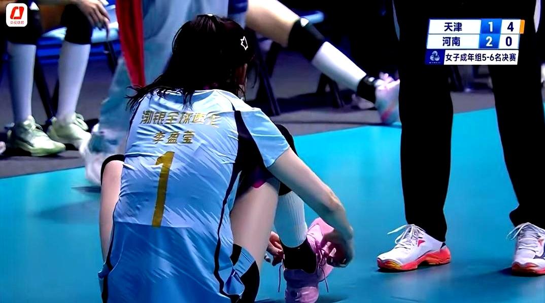 李盈莹在赛场上累到跳不起来，发球直接落地，扣球后爬不起来还被留在场上？这事一出，