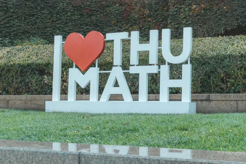 国际数学家大会该在哪举办还真得好好琢磨。就说2026年这场，原定在美国费城，结果