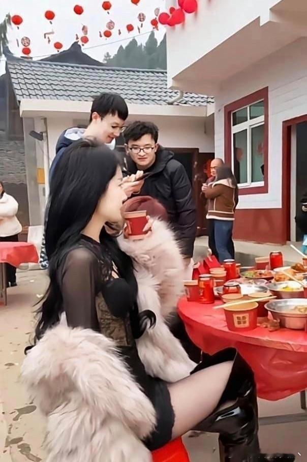 在老家吃席碰到的，这样的女生一般人谁敢娶啊！