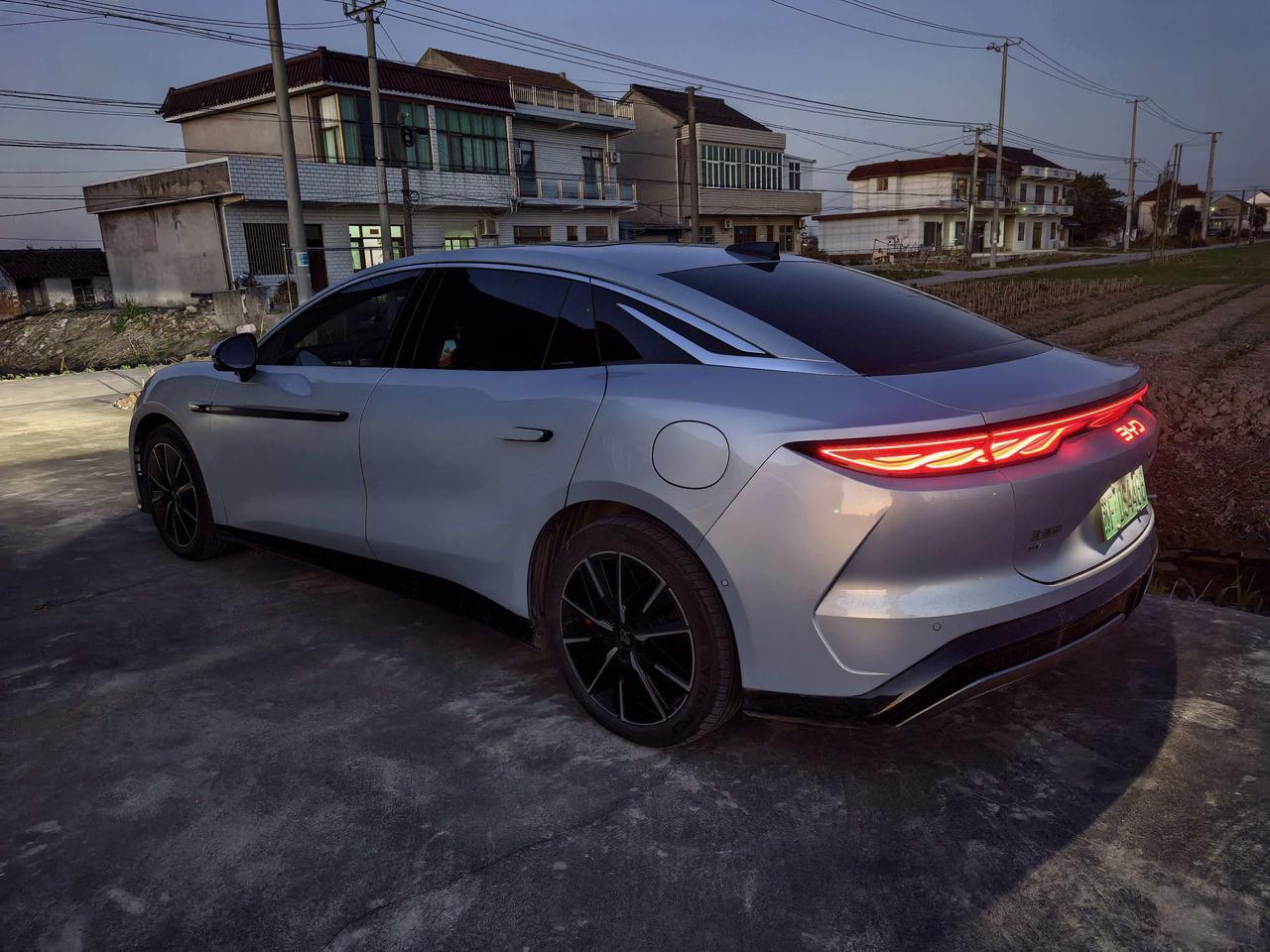 我是汉EV后驱旗舰的车主，提车刚半年多，一直开着挺顺心的。直到上周，前备箱突然开