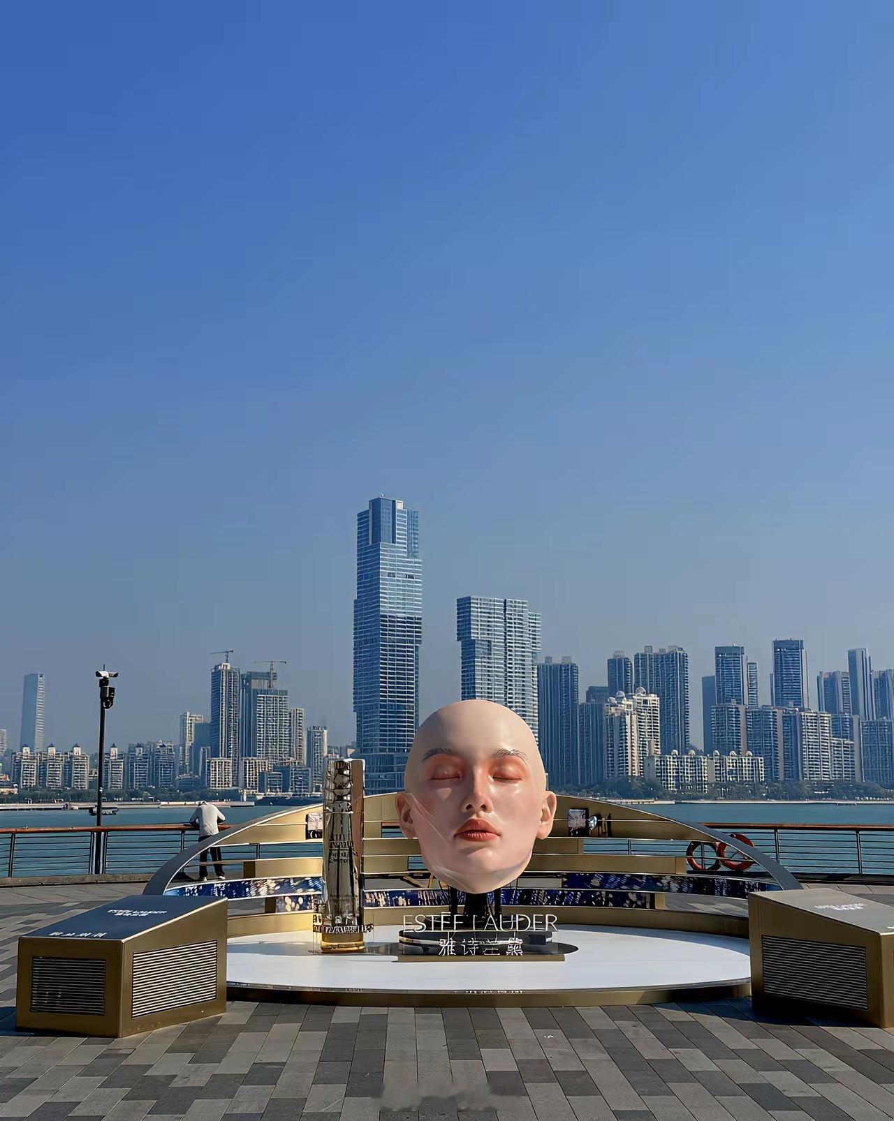 超过60%的人都说这个人头丑，放在深圳K11外面深圳