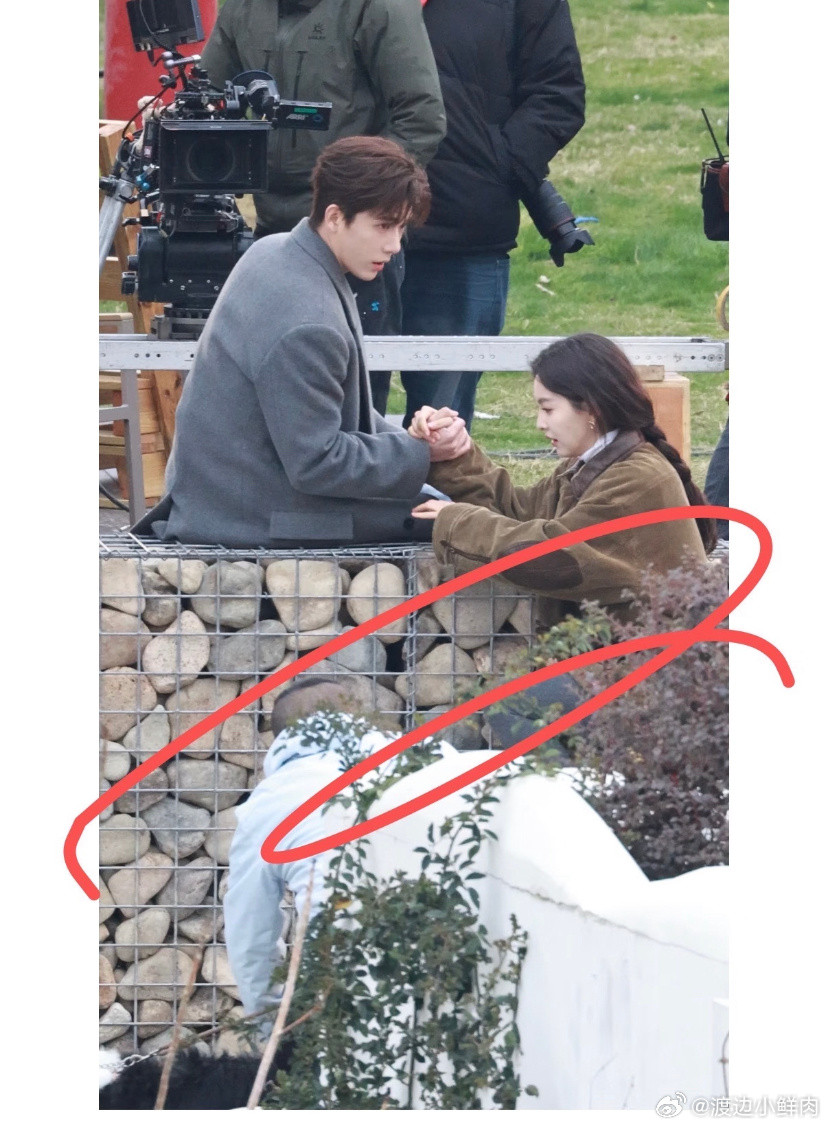 还以为章若楠王安宇在掰手腕我不行了哈哈哈哈哈哈哈哈这个章若楠王安宇这个路透不看