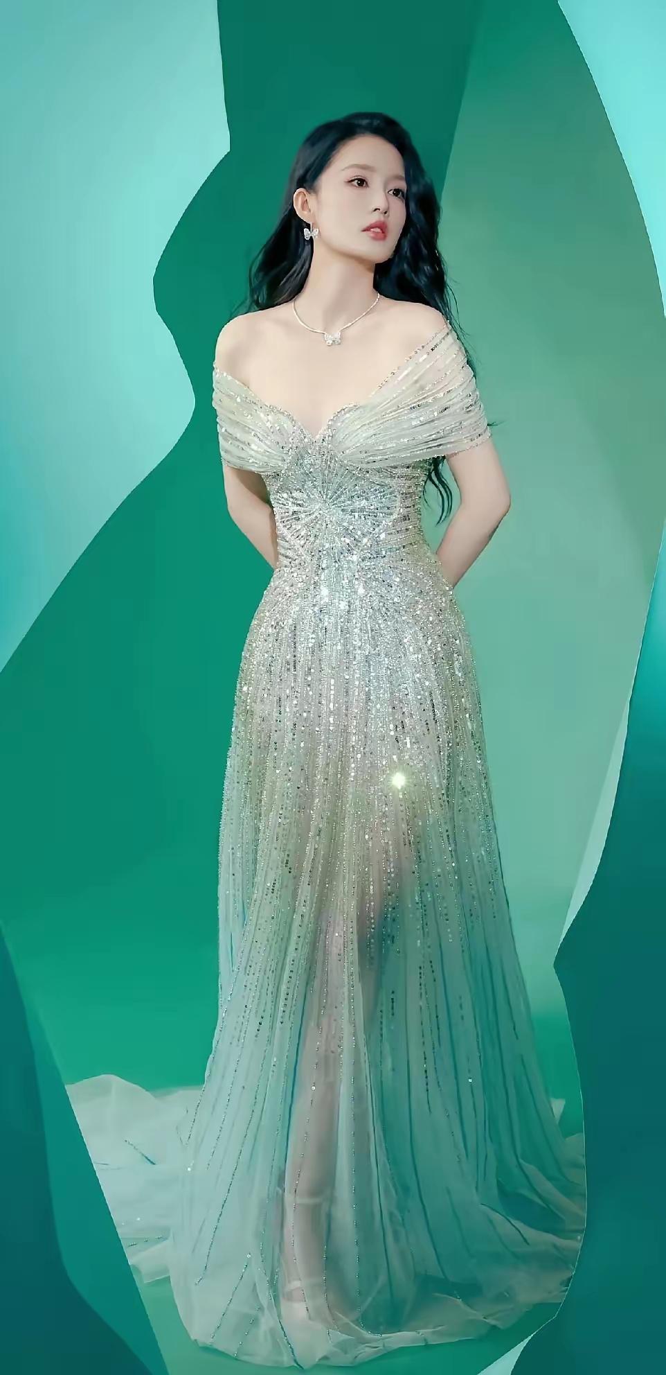 一袭渐变绿闪片露肩长裙，如深海人鱼的华裳，缀满细碎星光，李沁将优雅与灵动完美融合