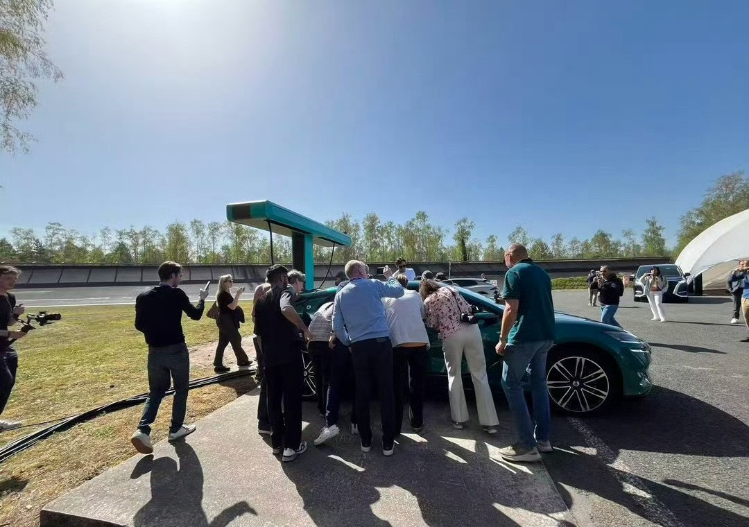 比亚迪闪充站都搞到法国去了！还有一个发现：法国车牌也这么丑