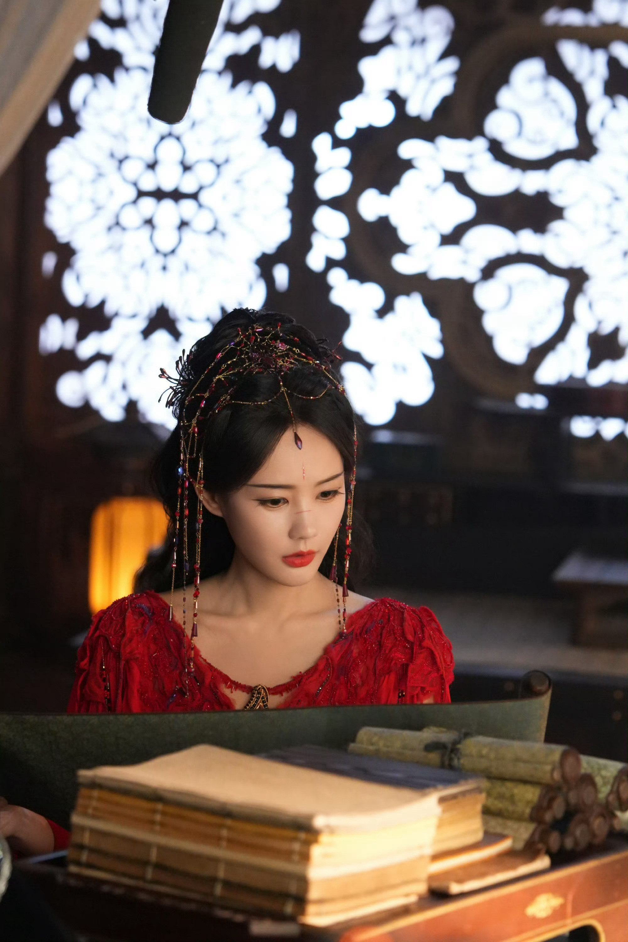 李一桐好适合红色的衣服！清瞳小蛛蛛好可爱​​​