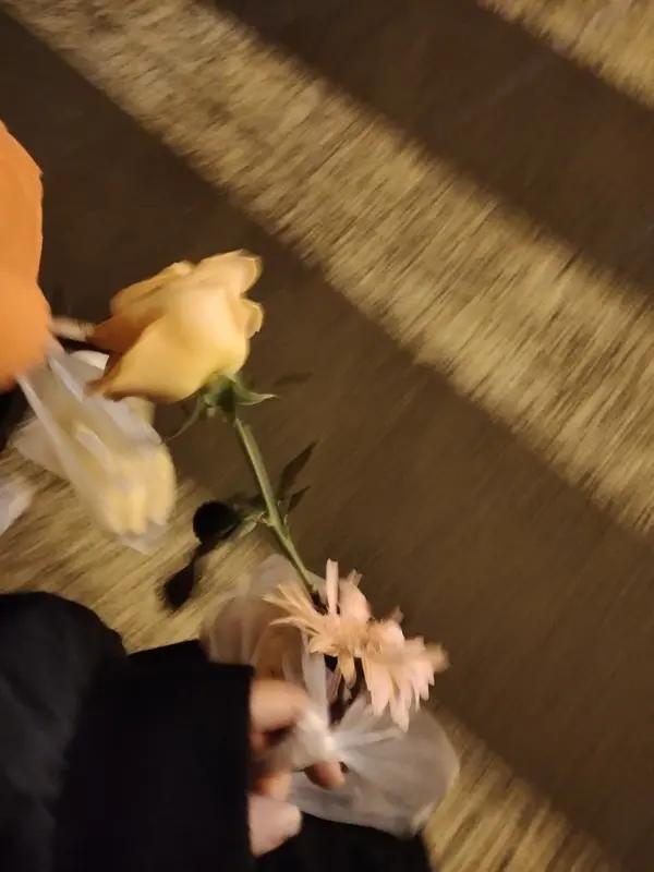 让我印象最深的事发生在菜市场。9岁那年，我跟妈妈去买菜，不远处传来骂声。出于好奇