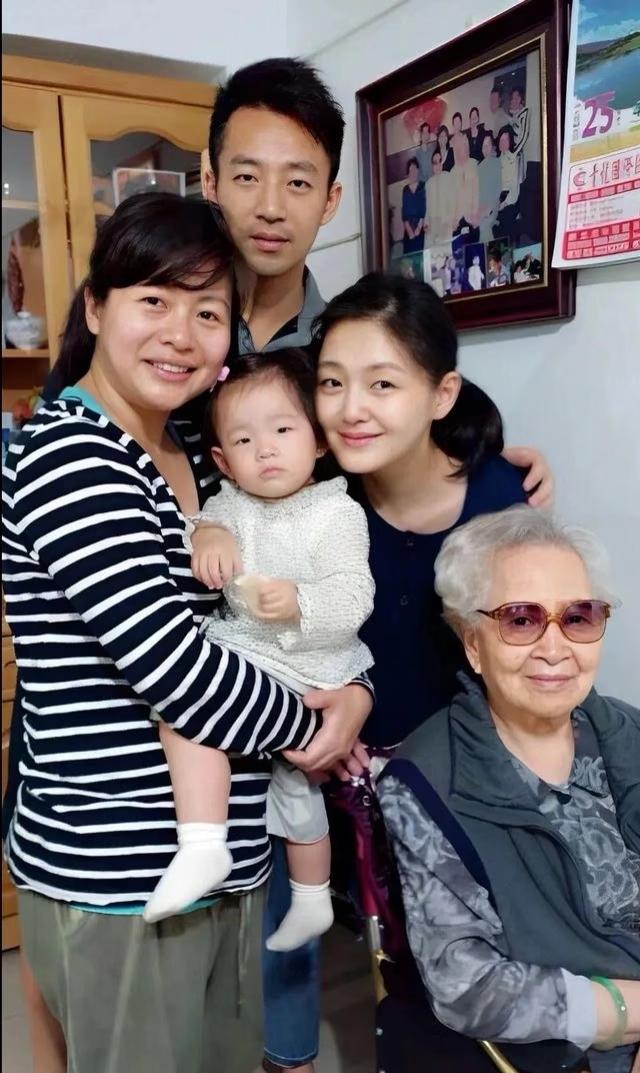 姐俩曾经在节目上嘲讽大姐，因为大姐不争抢，也不进娱乐圈，认定大姐是素人一枚，没啥