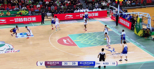 纳托尔在新疆再次高开，加上冯傲改打控卫，刘炜上半场41：39领先浙江，控卫还是不