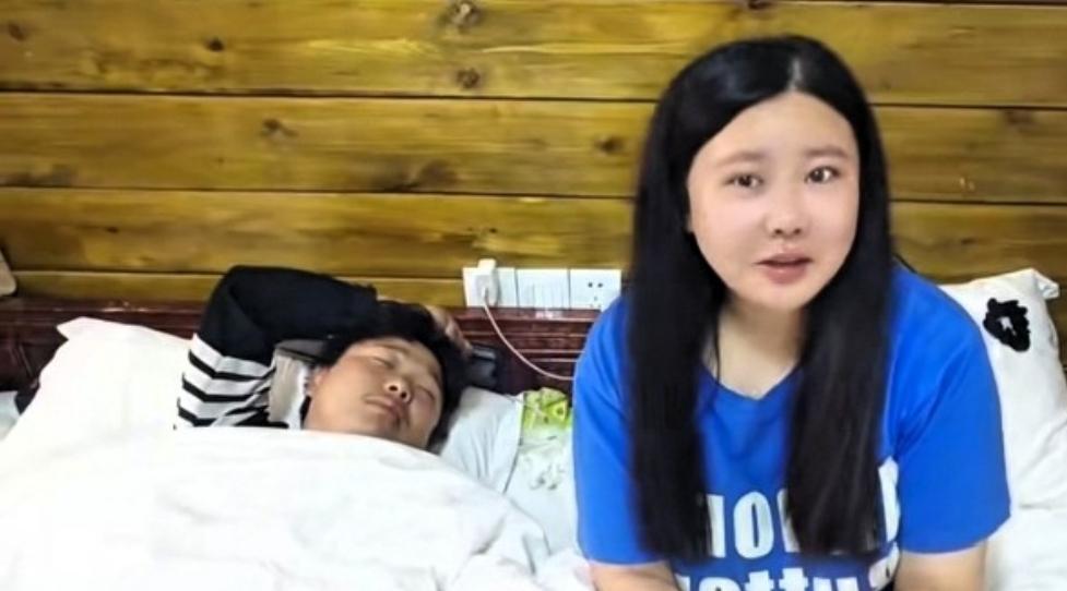 一对骑行的情侣到达拉萨以后，因为实在太累，就在宾馆开了房，大概是长途跋涉太久没洗