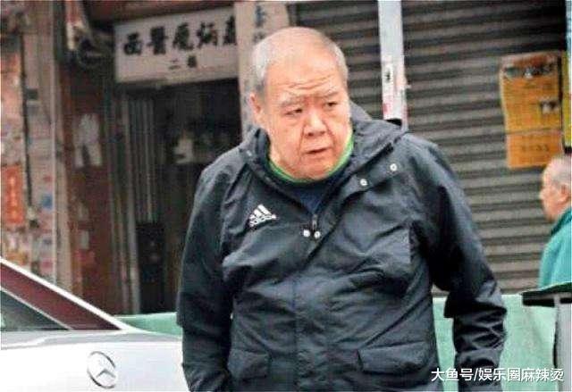 近日,香港老牌男星"肥猫"郑则仕现身香港闹市街头,疑妻子也一同现身
