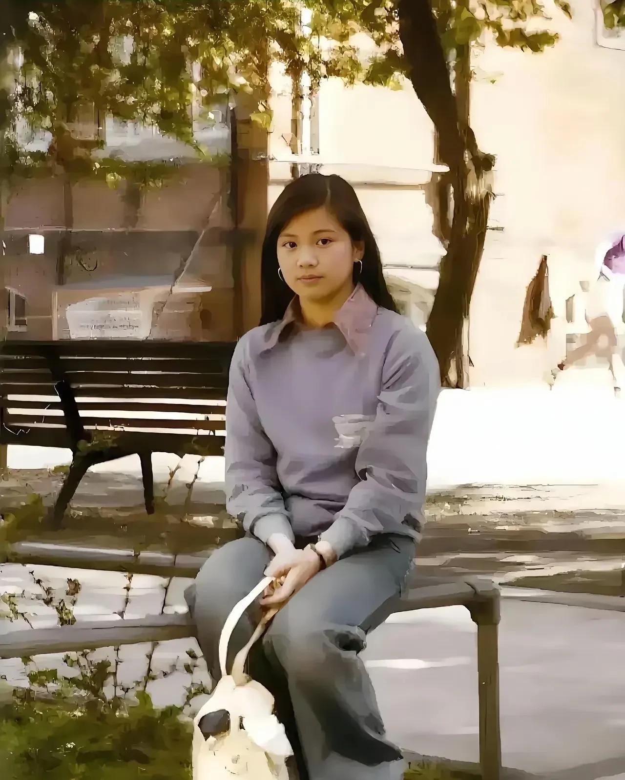 上世纪80年代初，一个来自香港的女孩坐在英国街头的椅子上，留下了这张难得的照片。