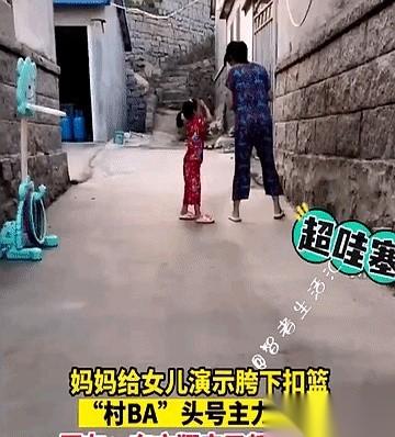 我眼睛都直了。就那个转身，那个急停跳投，动作丝滑得像德芙巧克力。你管这叫“农