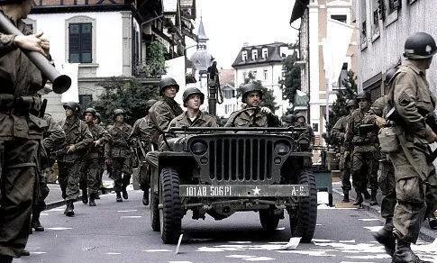 一辆吉普车坐了四五个人？抓起来，这肯定是德国间谍！这话听着是不是很离谱？但在1