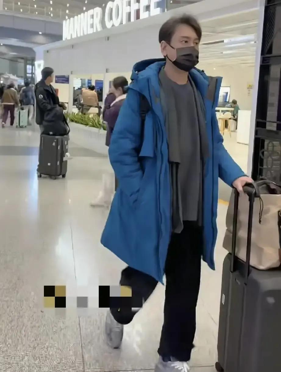 朱孝天昨天在机场被路人喊名字求合影，他直接翻了个白眼就走，视频一出评论区炸锅。