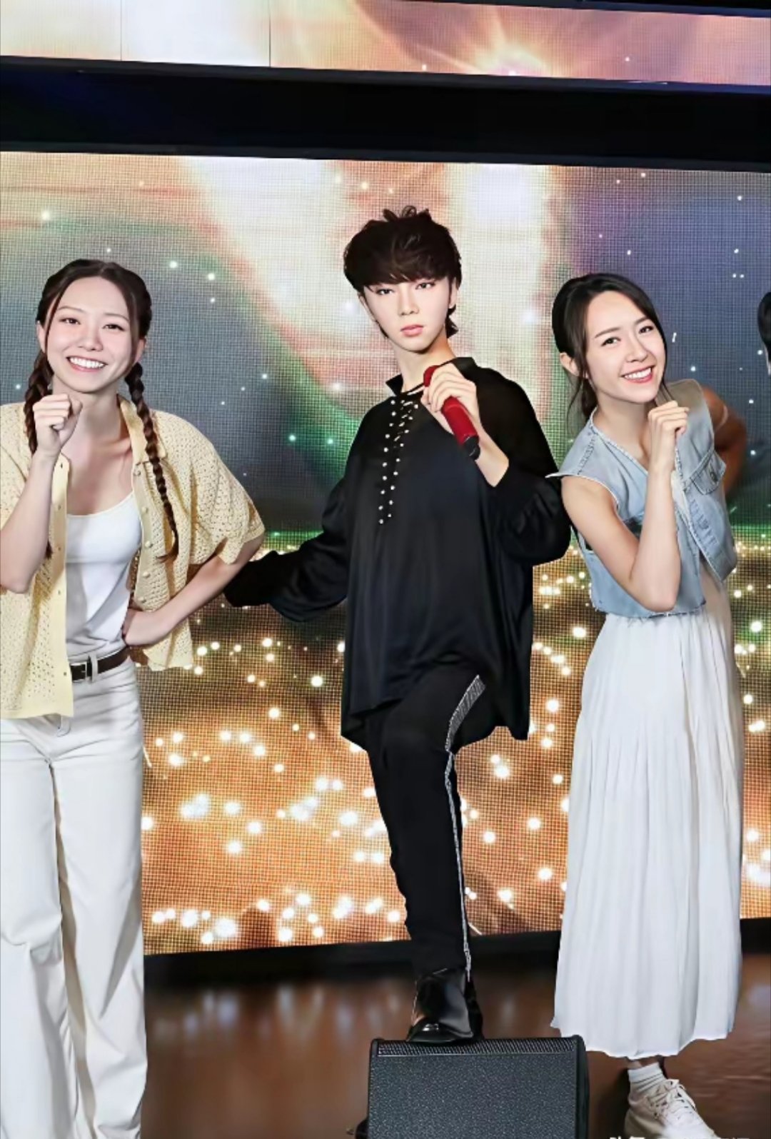 华晨宇的蜡像，永久入驻香港杜莎夫人蜡像馆，而且是“乐坛巨星”专区。