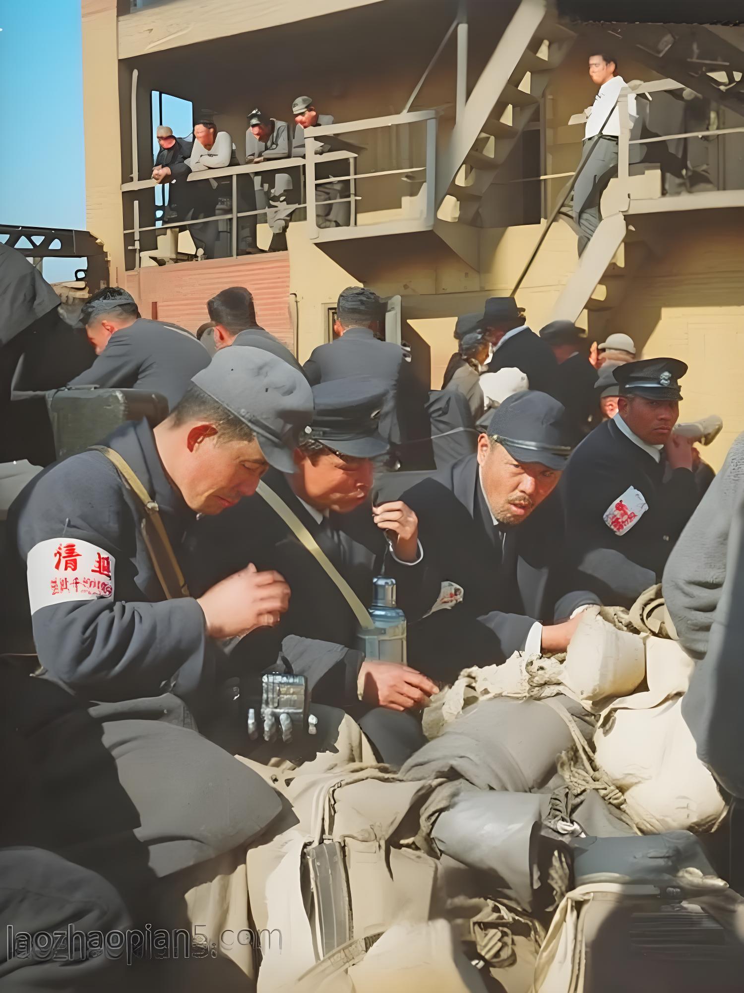 1945年11月，上海，大批日军在码头等待遣返