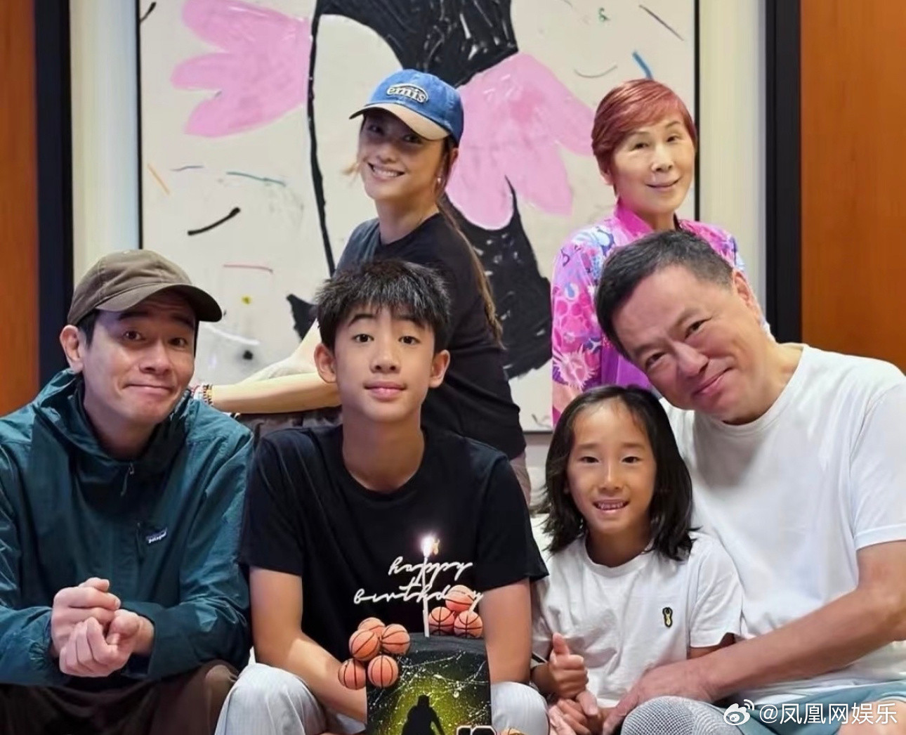 陈小春Jasper共用一张脸近日，陈小春晒照为长子Jasper庆祝生日。照片中，