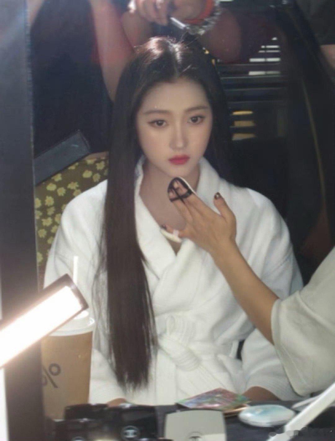 关晓彤双眼皮好自然啊，好久没有看到这么好看的一双眼睛了，脸也很精致，大长腿一个～