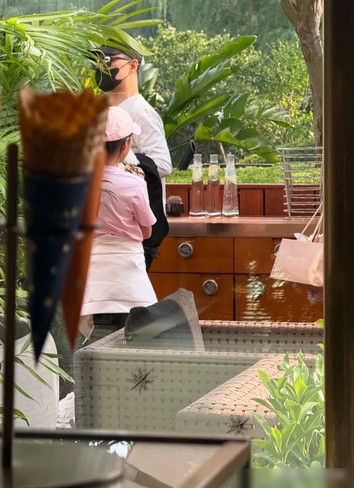 章子怡在戛纳清场独舞，汪峰正蹲在北京商场里给俩闺女挑衣服。5月24号，《酱园弄》首映结束，全场起立鼓