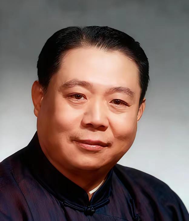 1970年，蝉鸣人燥，上海奉贤五七干校里，由于妻子举报了自己。丈夫选择了悬梁