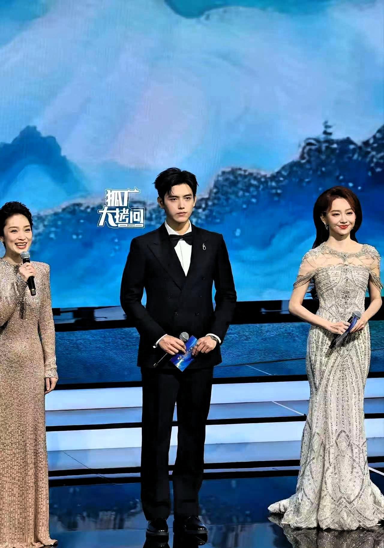 11月11日晚上，金鸡奖开幕式最尴尬的，不是男明星穿错了礼服，也不是女明星做