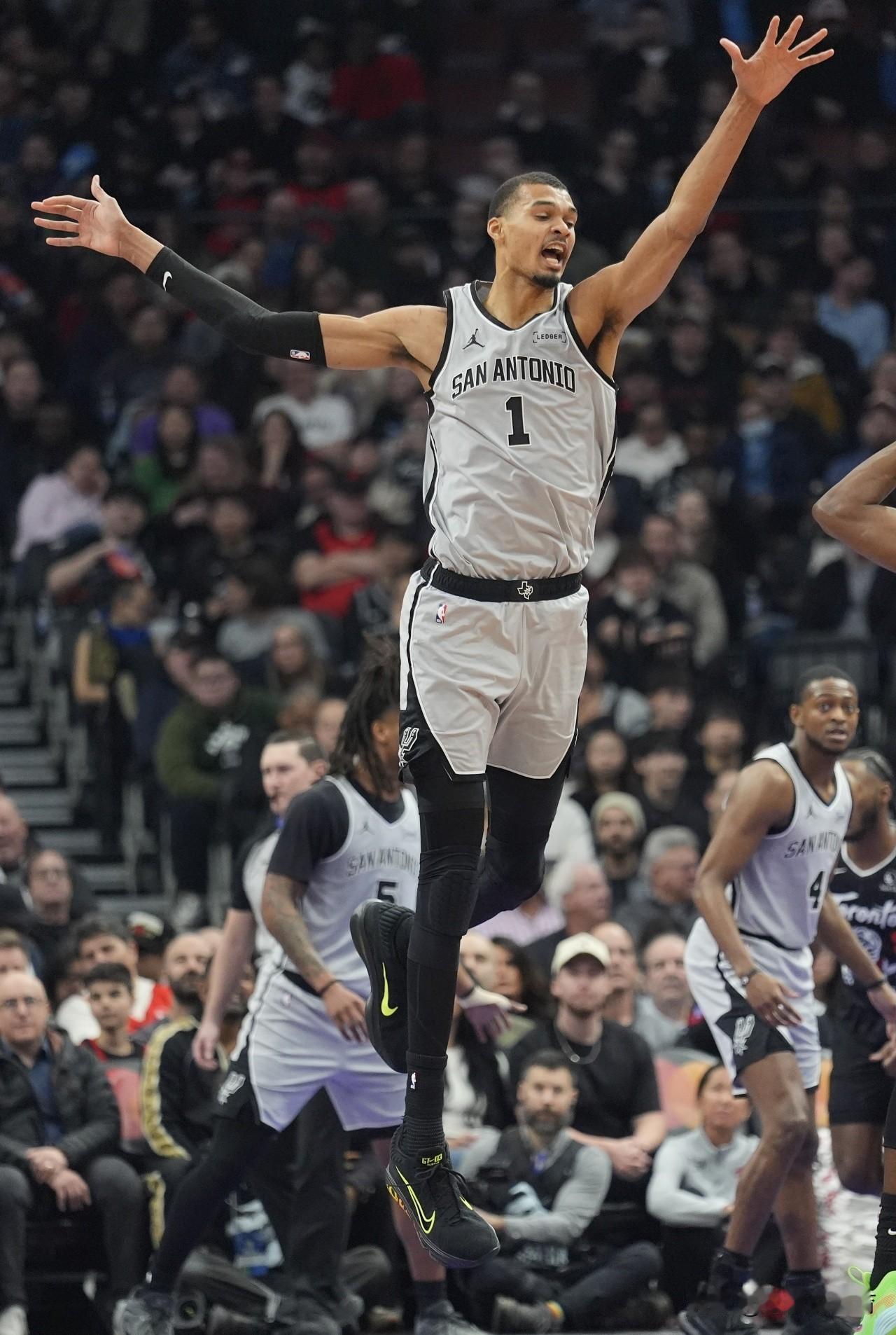 随着马刺110-107险胜猛龙我觉得马刺真是太可怕了，我觉得文班亚马+福克斯+哈