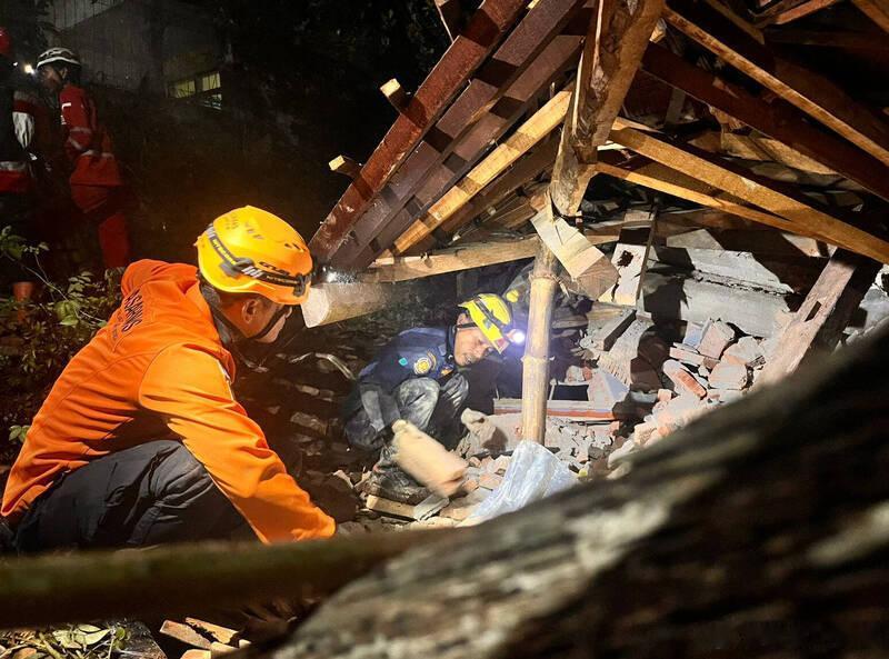 【印尼爪哇岛暴雨引发山体滑坡致2人死亡、21人失踪救援仍在进行】印尼爪哇岛