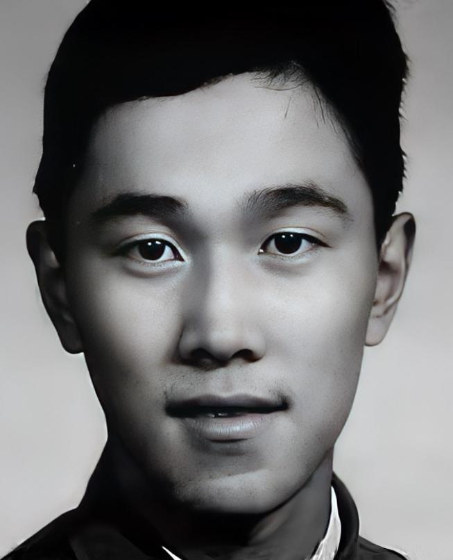 🌛一个汉奸小队长，正拿蘸了凉水的皮鞭，抽一个地下党。抽到一半，手停在半空，