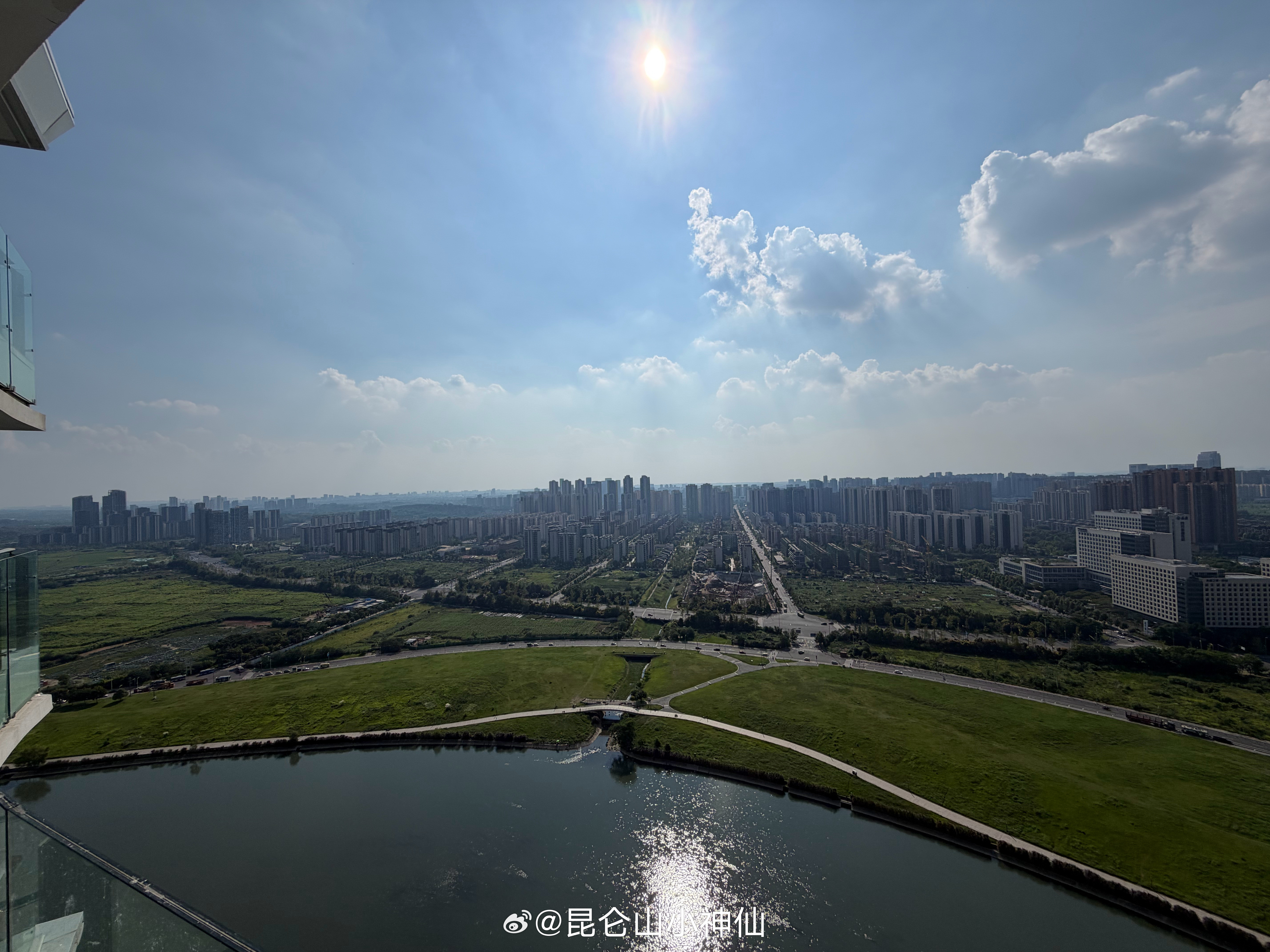 说个挺有意思的事。风水里有个说法，厨房落五鬼位是大忌，叫"五鬼厨房"，一般人听了