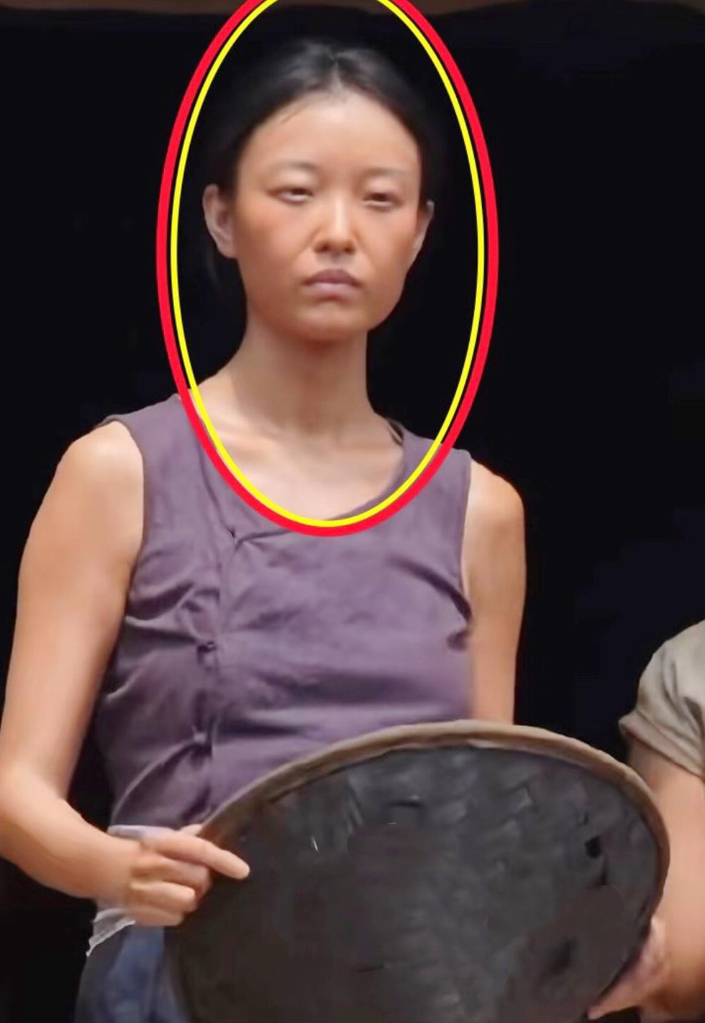 剧情需要，不要丑化，她的自然演技很棒，妮美人这得遭多大的罪，折腾成这个样子
