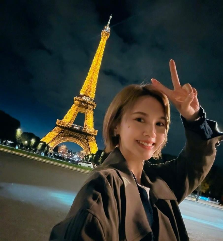 杨丞琳结婚七周年发牵手影子照，一句“还没玩够”把七年异地熬成了巴黎街头的夕阳。照片里两个人影子被拉得