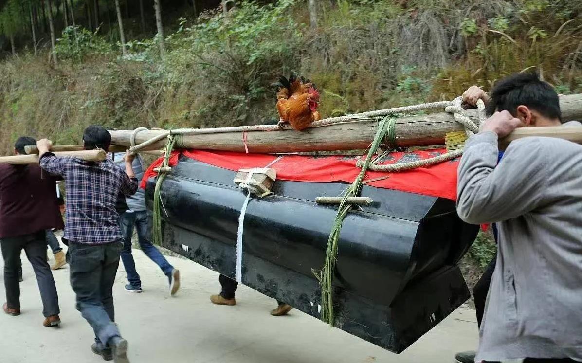 湖南常德，男子听邻居家办丧事，主动过去帮忙，万万想不到，男子在抬棺材的过程中，突