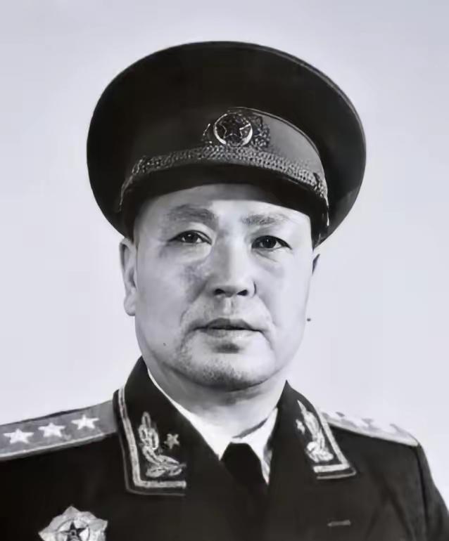 1941年皖南九千人被围歼，傅秋涛偏带着孕妻冲出去了——护他突围的，是一支从未露