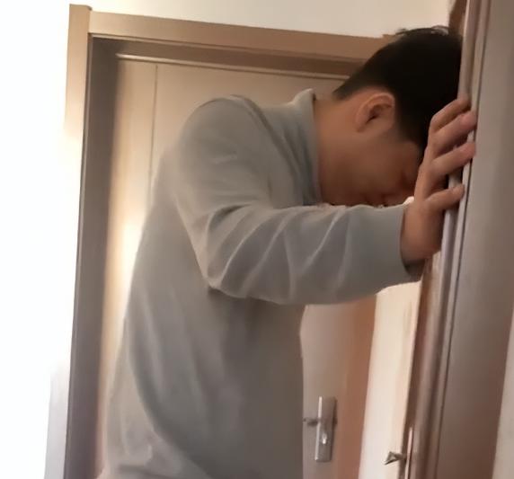 幸亏没结婚！前女友把男子锁门外让他睡楼道，男子叫人开锁当场分手，干得漂亮！男子