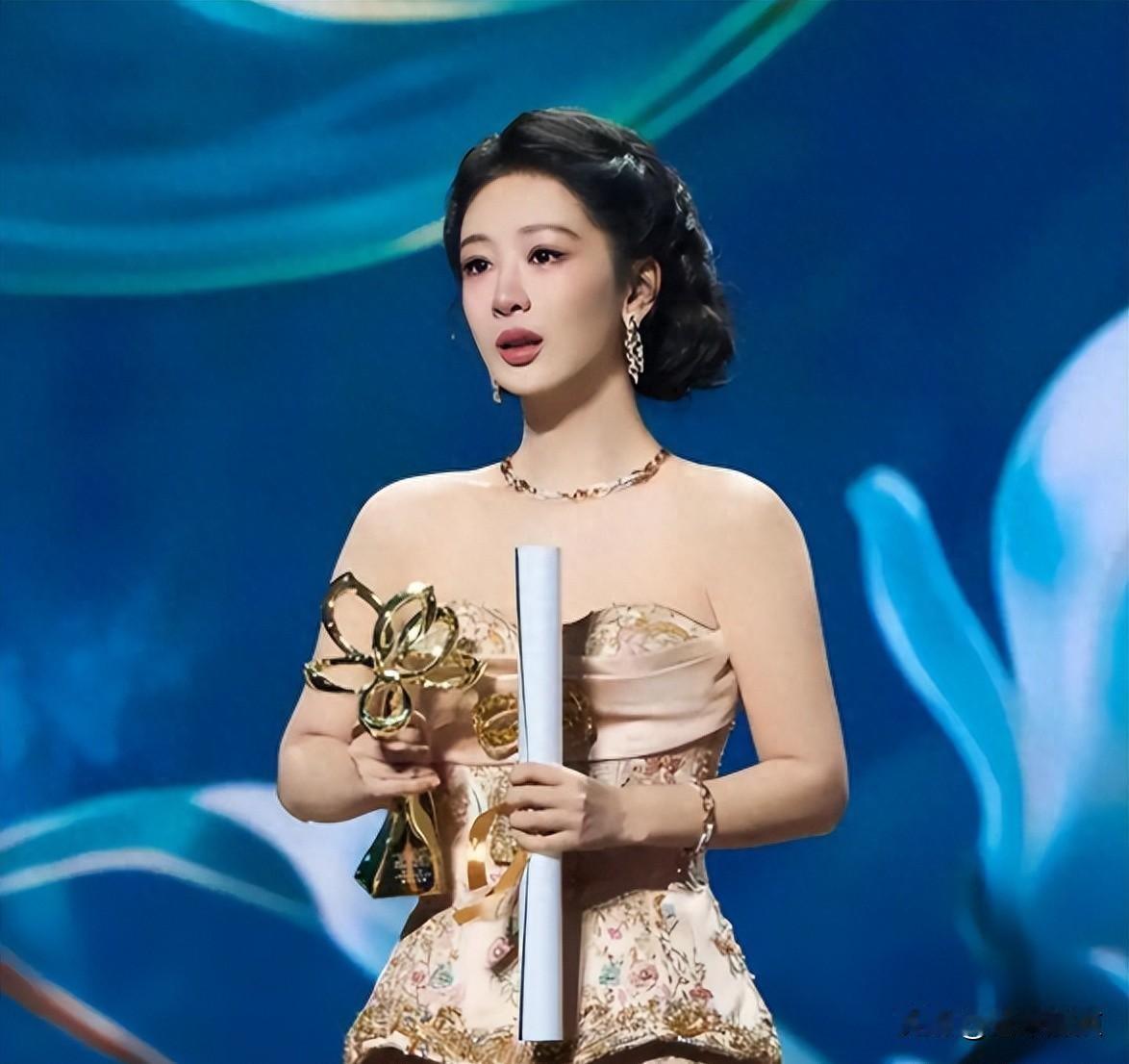 她是北京独生女，父母感情好，当演员大红大紫，出道27年终于拿奖领奖台上，她没先