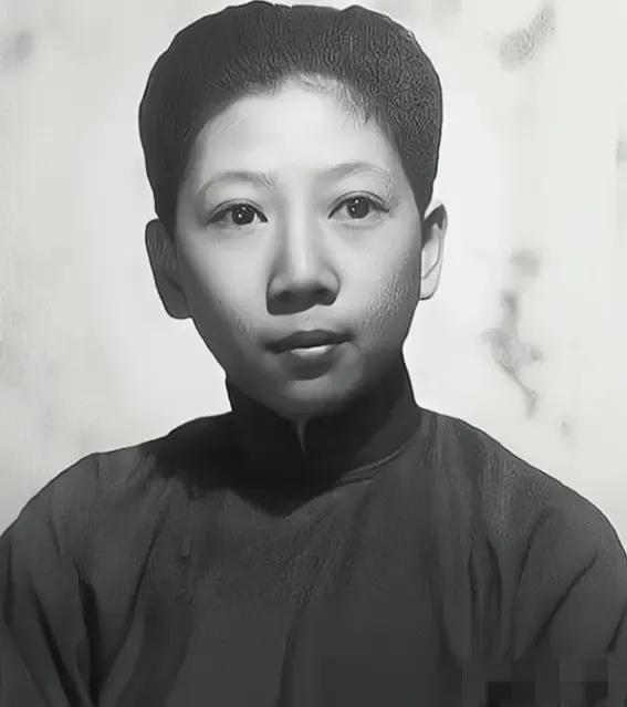 1994年，孔令伟去世，其姐孔令仪为她脱去男装，换上旗袍，画上淡妆，随后低头啜泣