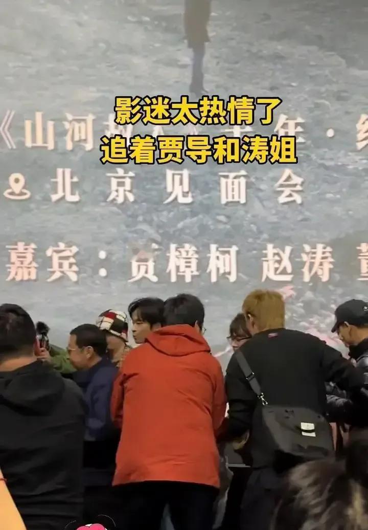 别再算票房公式了。真正决定你电影排片的，可能是个从没拿过工资的陌生人。《傍晚