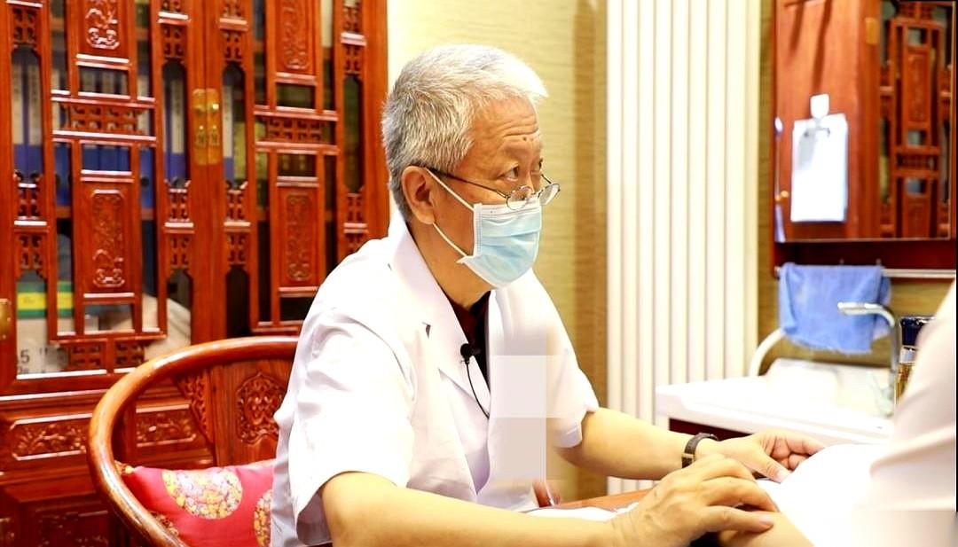 肌酐、滤过率、尿蛋白。三个箭头齐刷刷指向正常范围。悬了半年的心，终于“咚”一